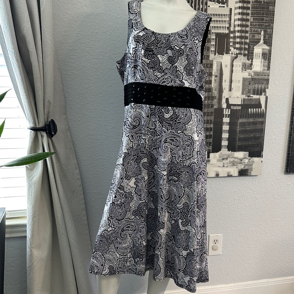 Chic Black and White Paisley Midi Dress